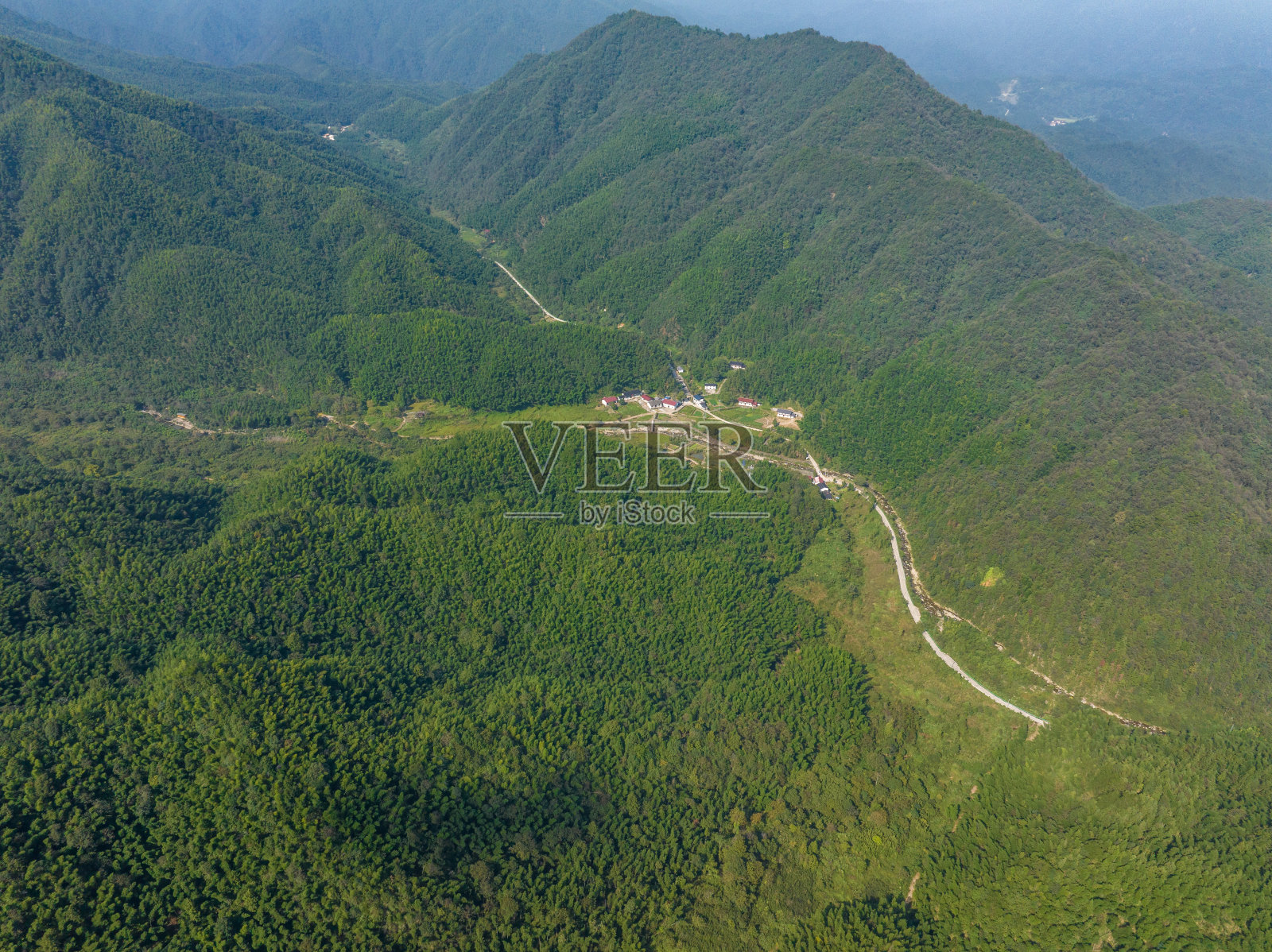 山路在山间照片摄影图片
