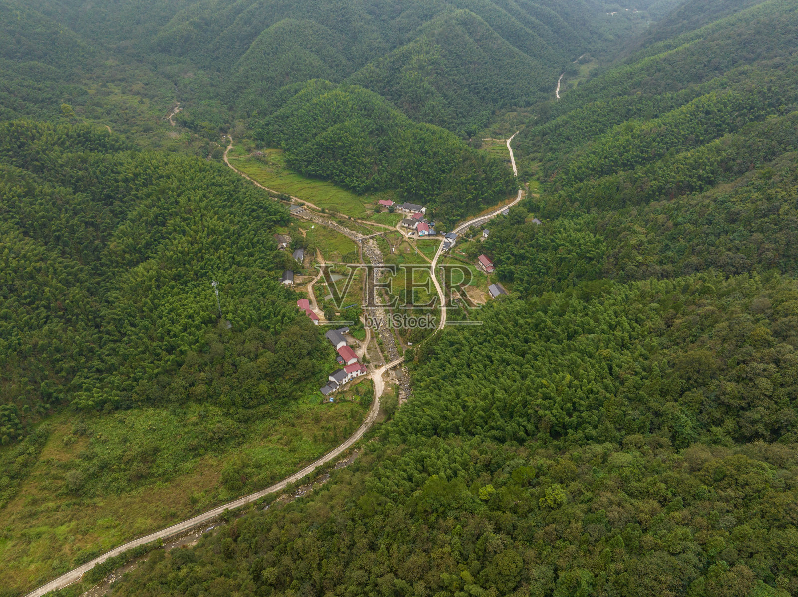 山路在山间照片摄影图片