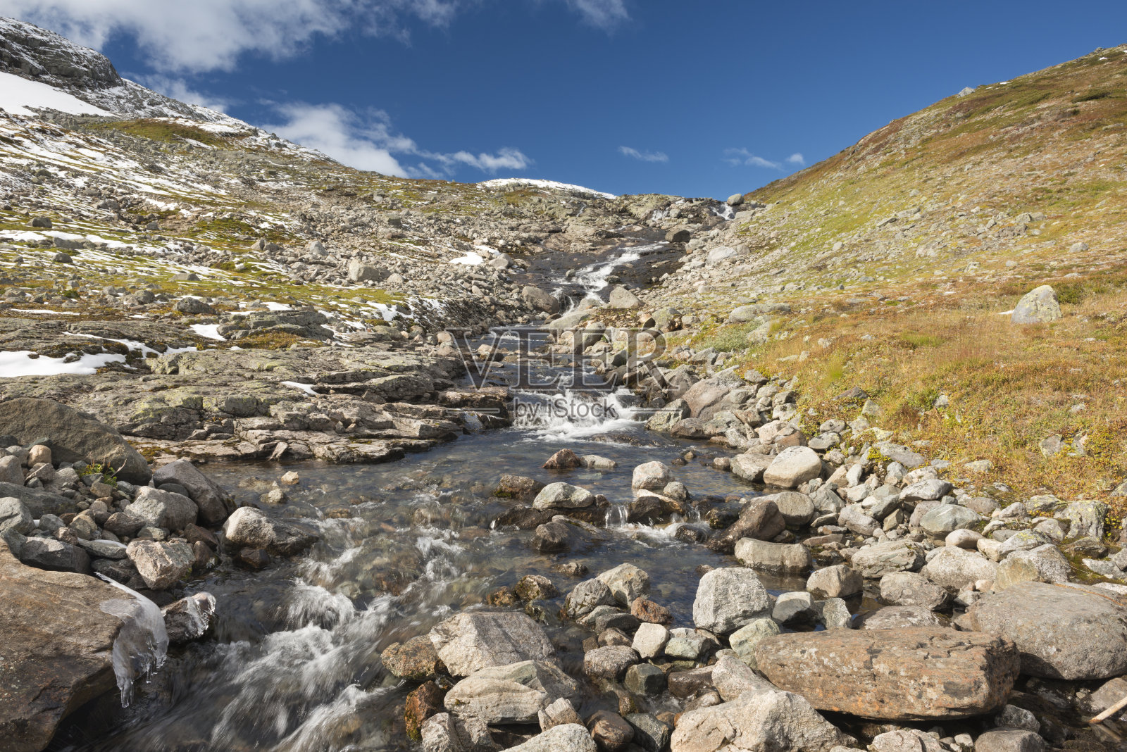 秋天的第一场雪给高山染上了色彩照片摄影图片