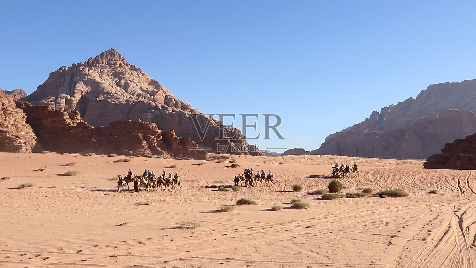 游客在约旦瓦迪拉姆保护区骑骆驼照片摄影图片