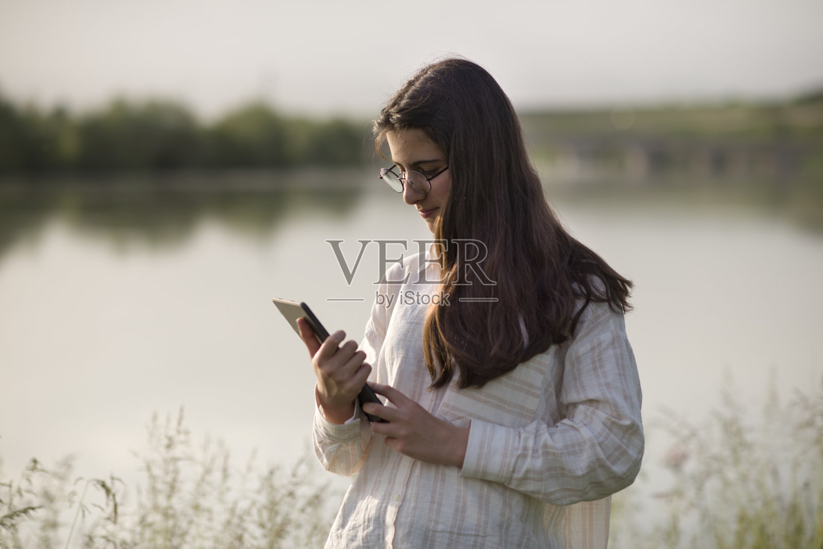 做工作评估的年轻女商人照片摄影图片
