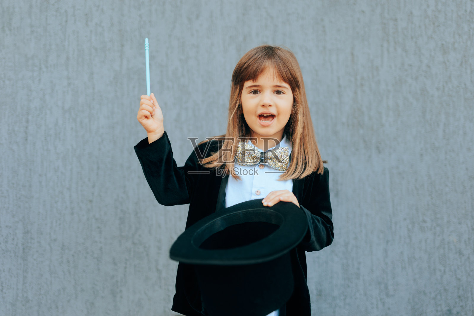 戴着大礼帽和魔术的魔术师女孩照片摄影图片