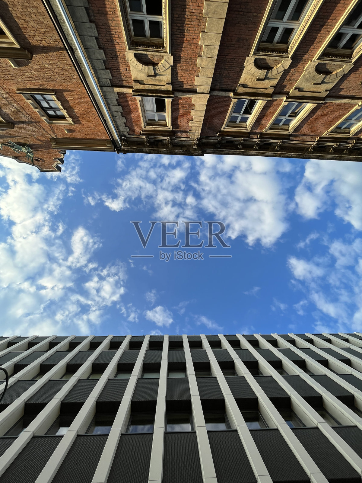 廉租房和现代建筑映衬着天空照片摄影图片