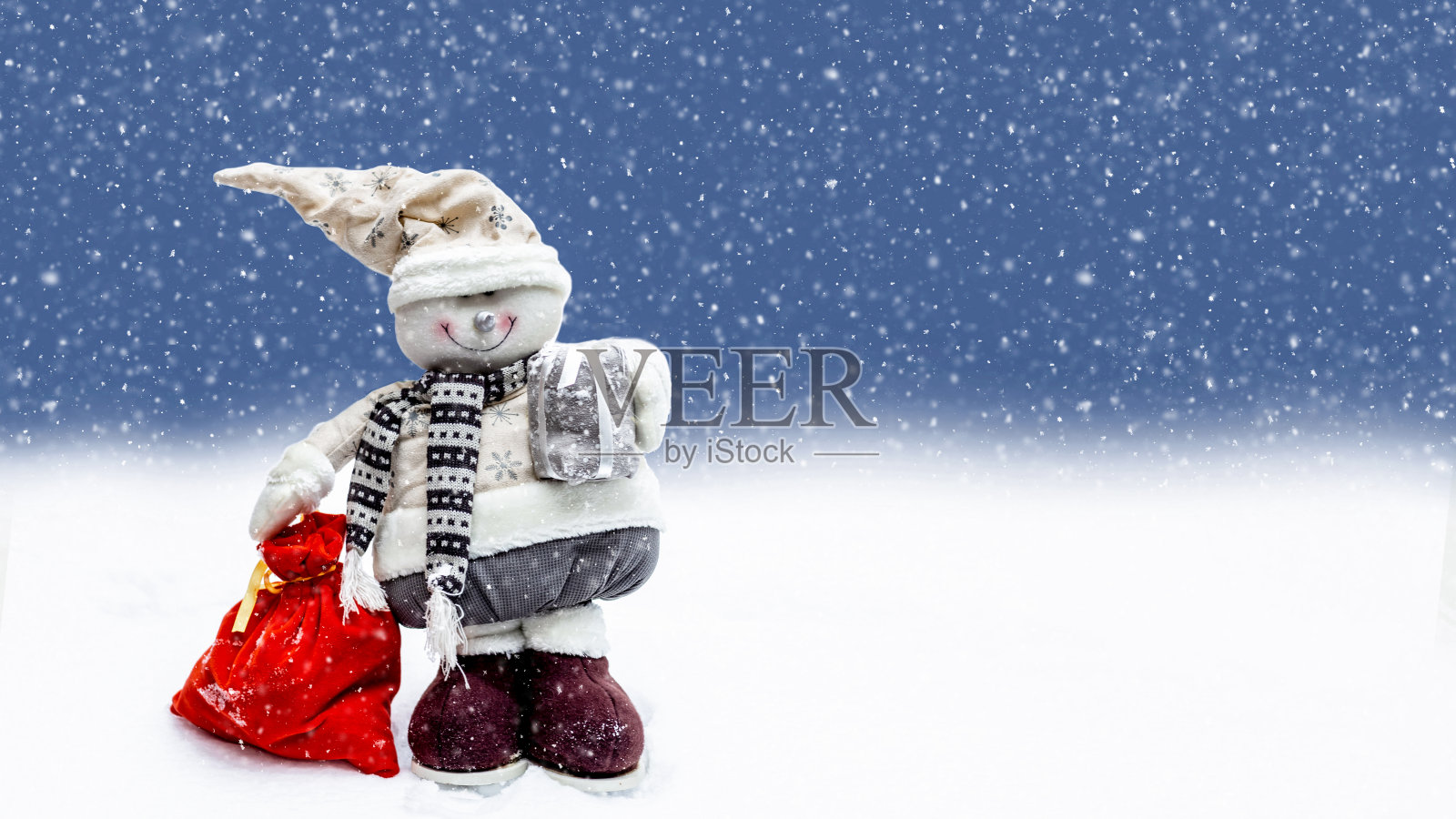 雪人在雪地上的特写。照片摄影图片