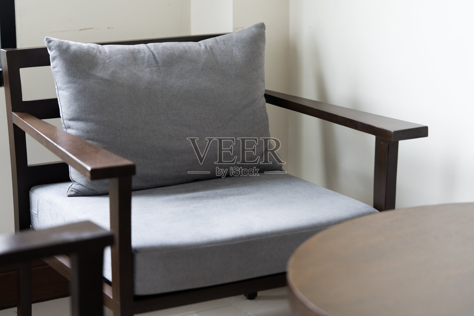 灰色沙发，客厅里的木制茶几照片摄影图片