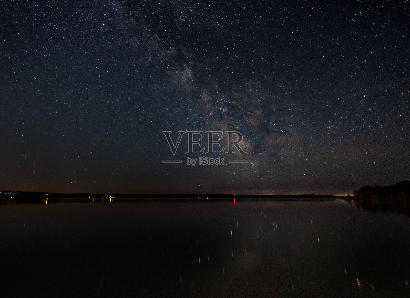 一个宁静的湖泊的壮观景色，被银河系明亮的恒星照亮照片摄影图片