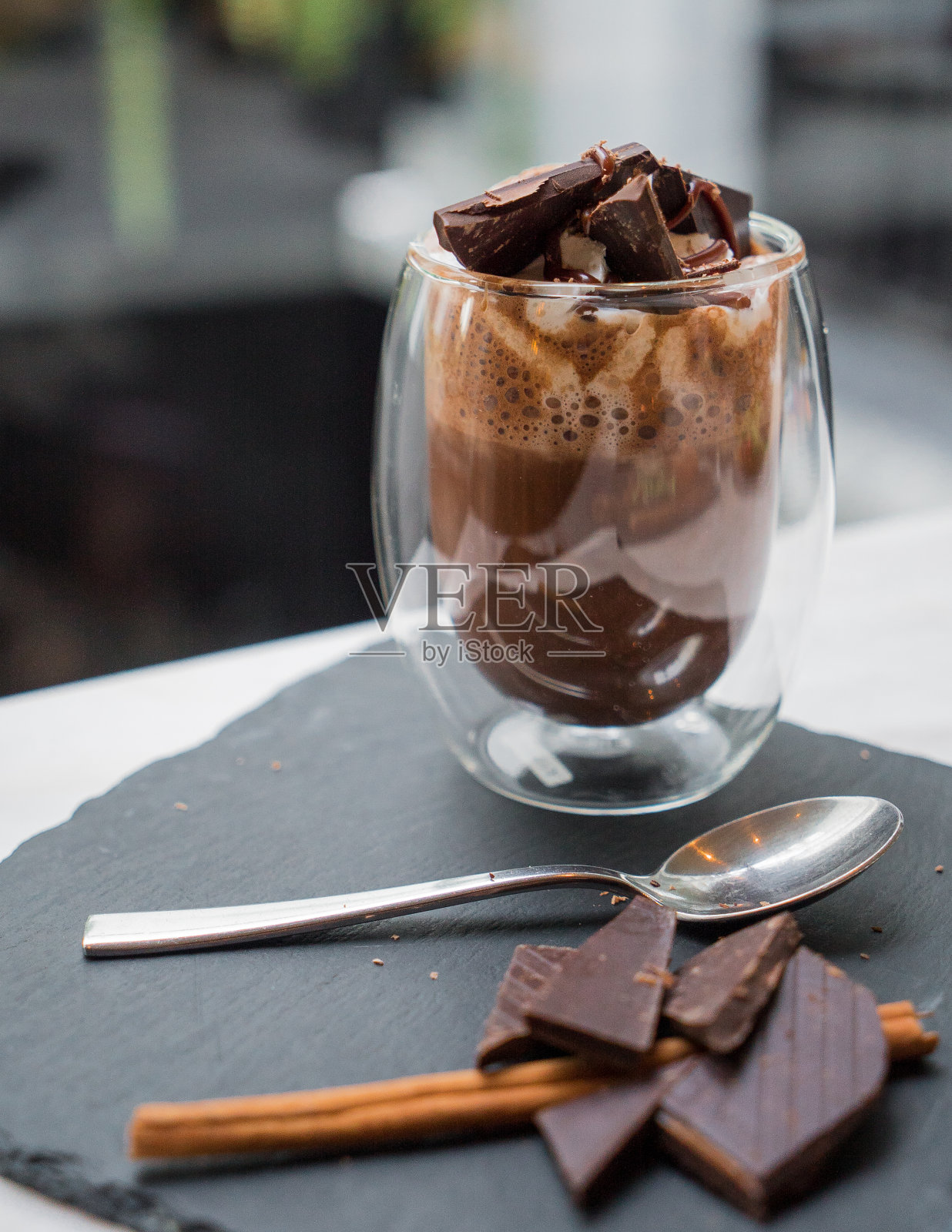 巧克力蛋白奶昔上面加巧克力棒。照片摄影图片