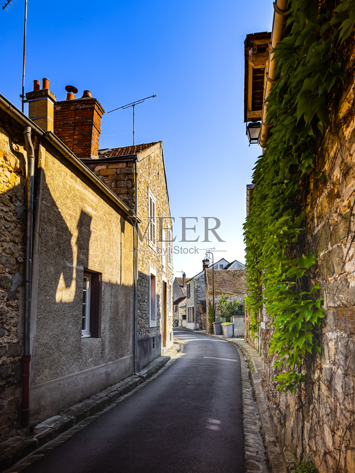 沉浸在河边的宁静:迷人的街景萨莫斯河畔塞纳，法国照片摄影图片
