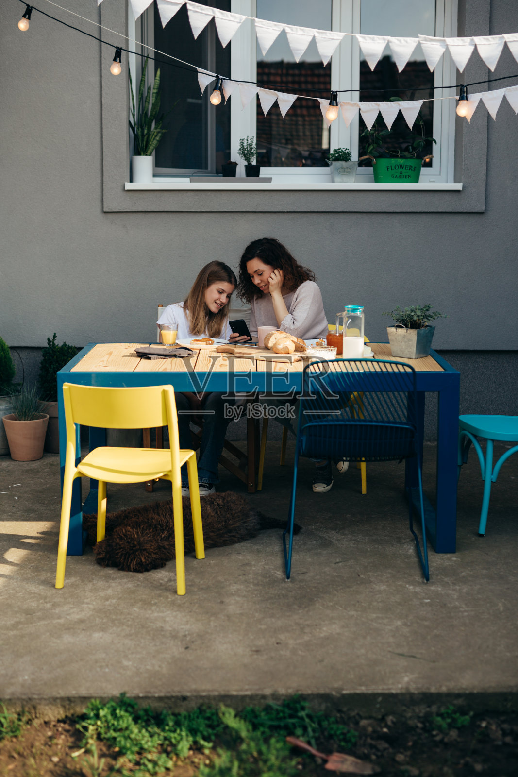 母女在家照片摄影图片