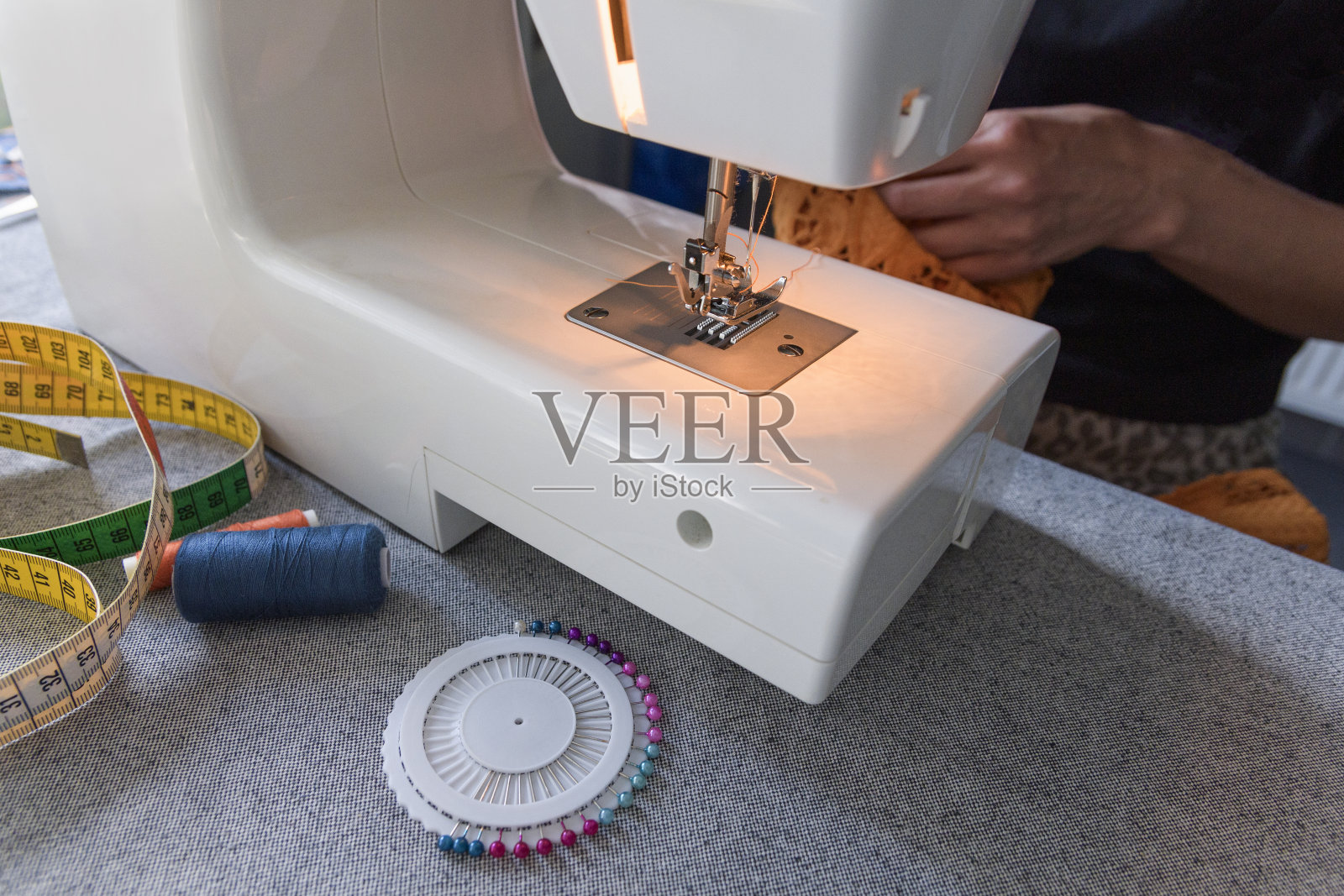 使用缝纫机用大头针，彩色线卷和其他缝纫配件照片摄影图片