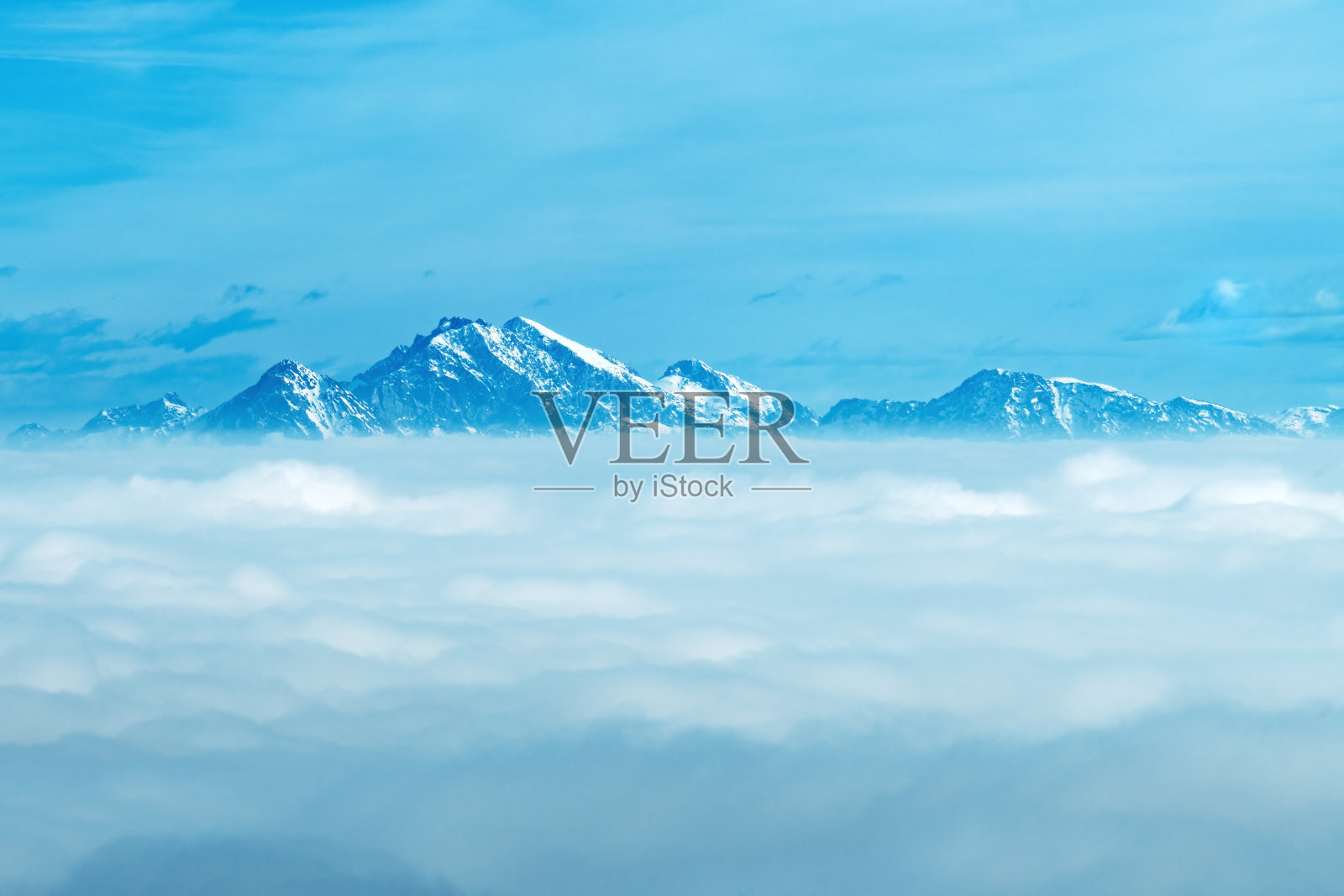 高耸的朱利安阿尔卑斯山山峰在云层之上照片摄影图片