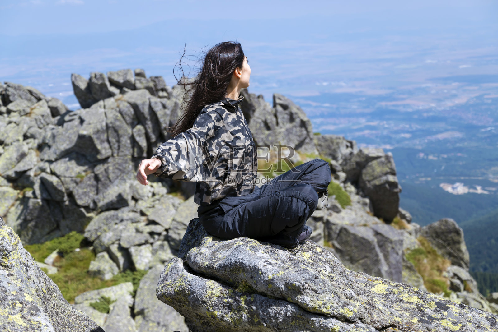 女人站在城市上方的山上照片摄影图片