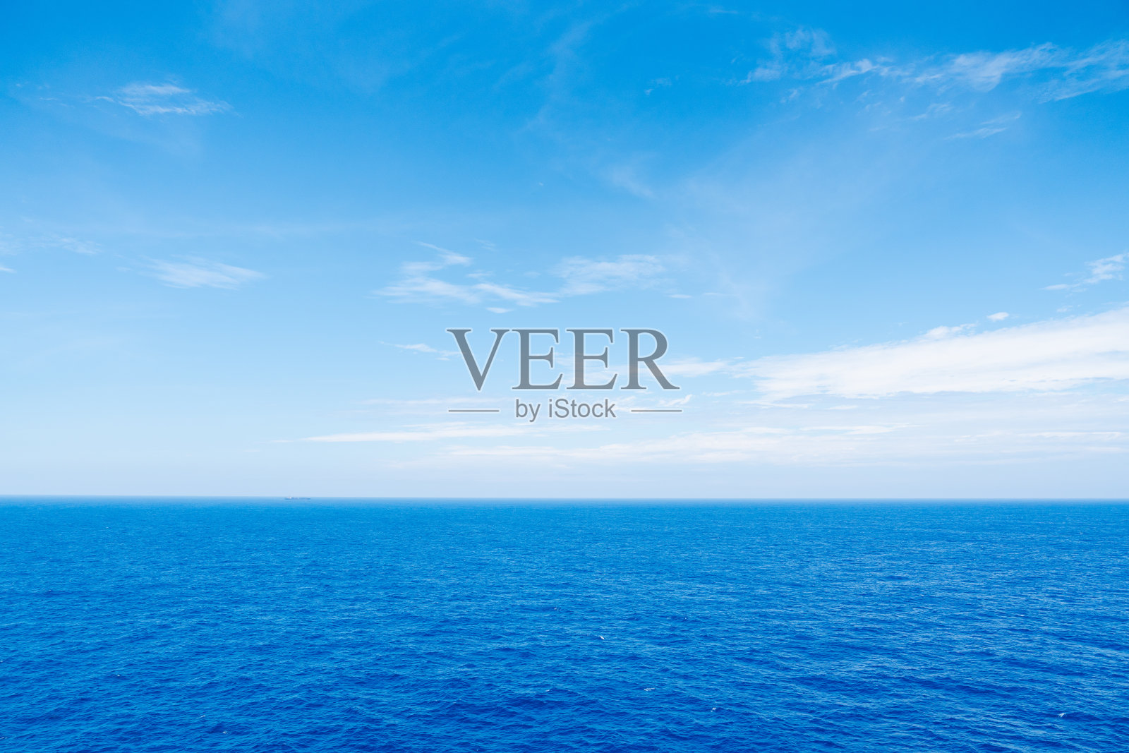 在海上航行的船照片摄影图片