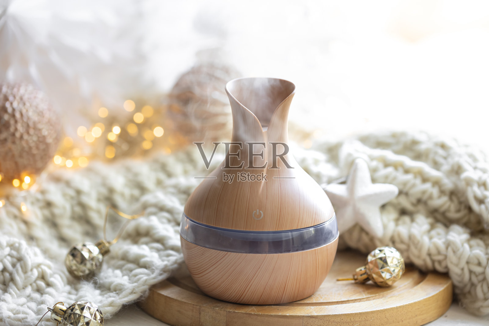 圣诞静物与香气扩散为滋润空气。照片摄影图片