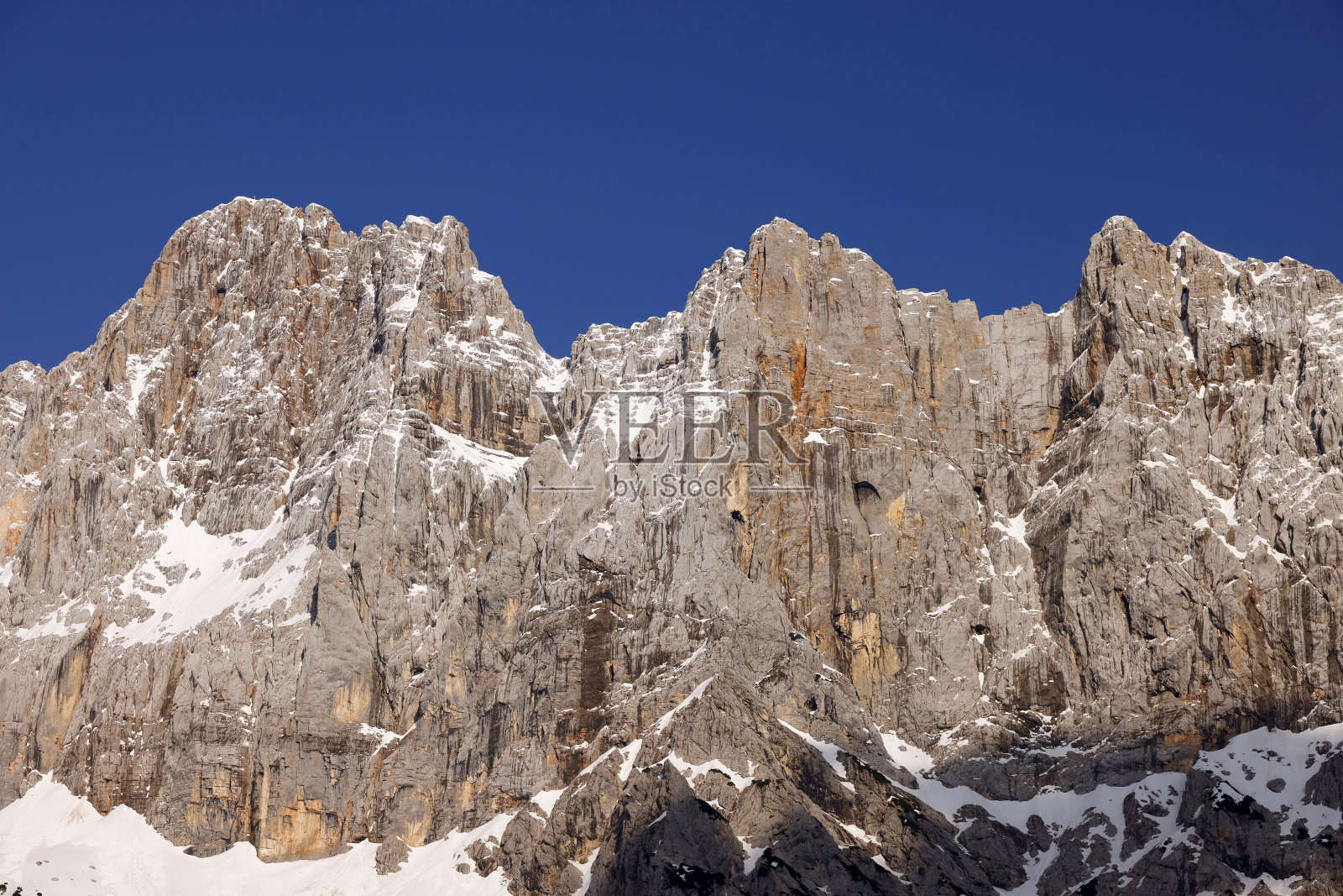 朱利安阿尔卑斯山的斯克拉蒂卡峰(2740米)令人惊叹的春季景观照片摄影图片