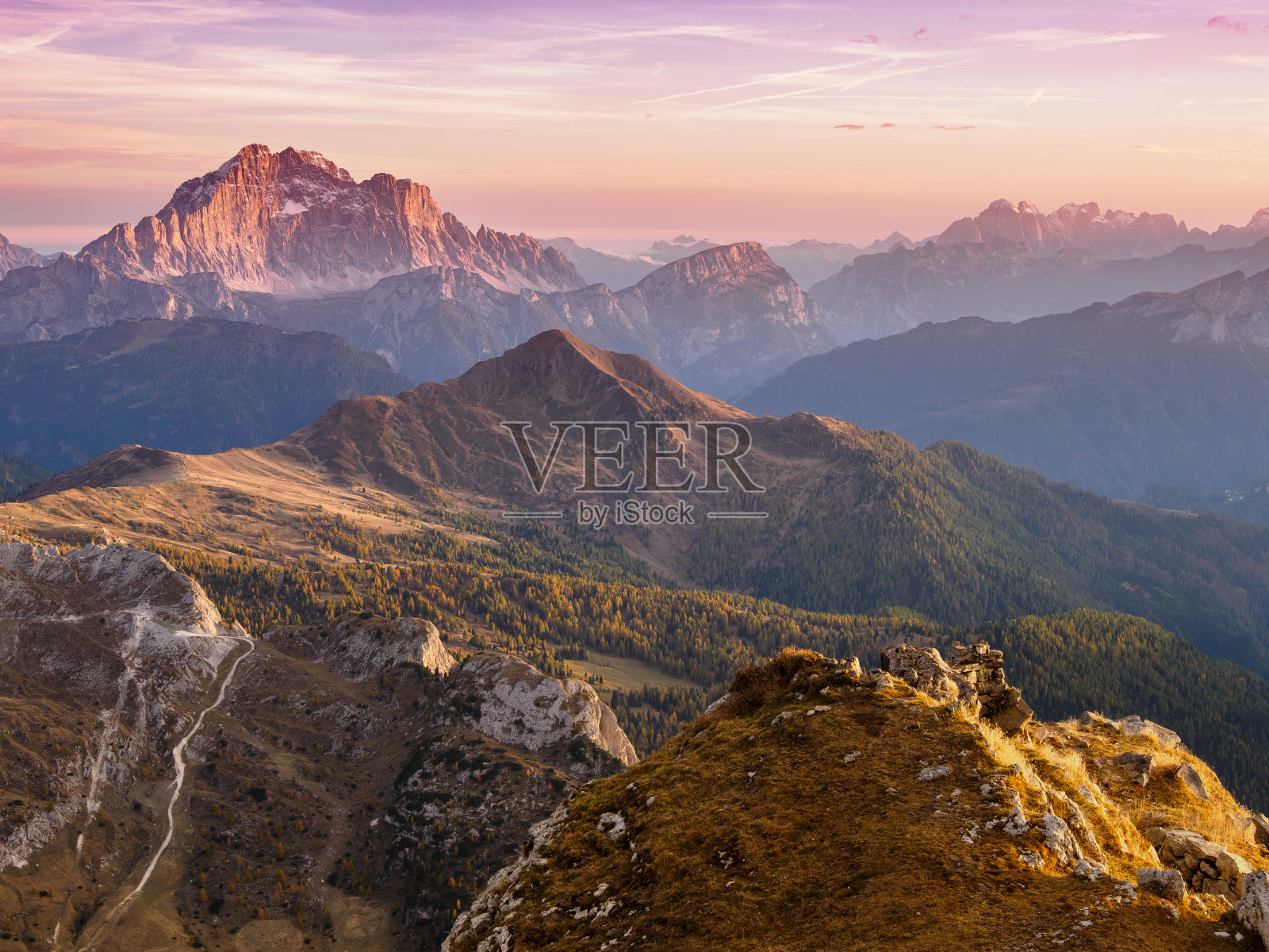 山的风景。最后一缕阳光照亮了白云石山脉的山坡照片摄影图片