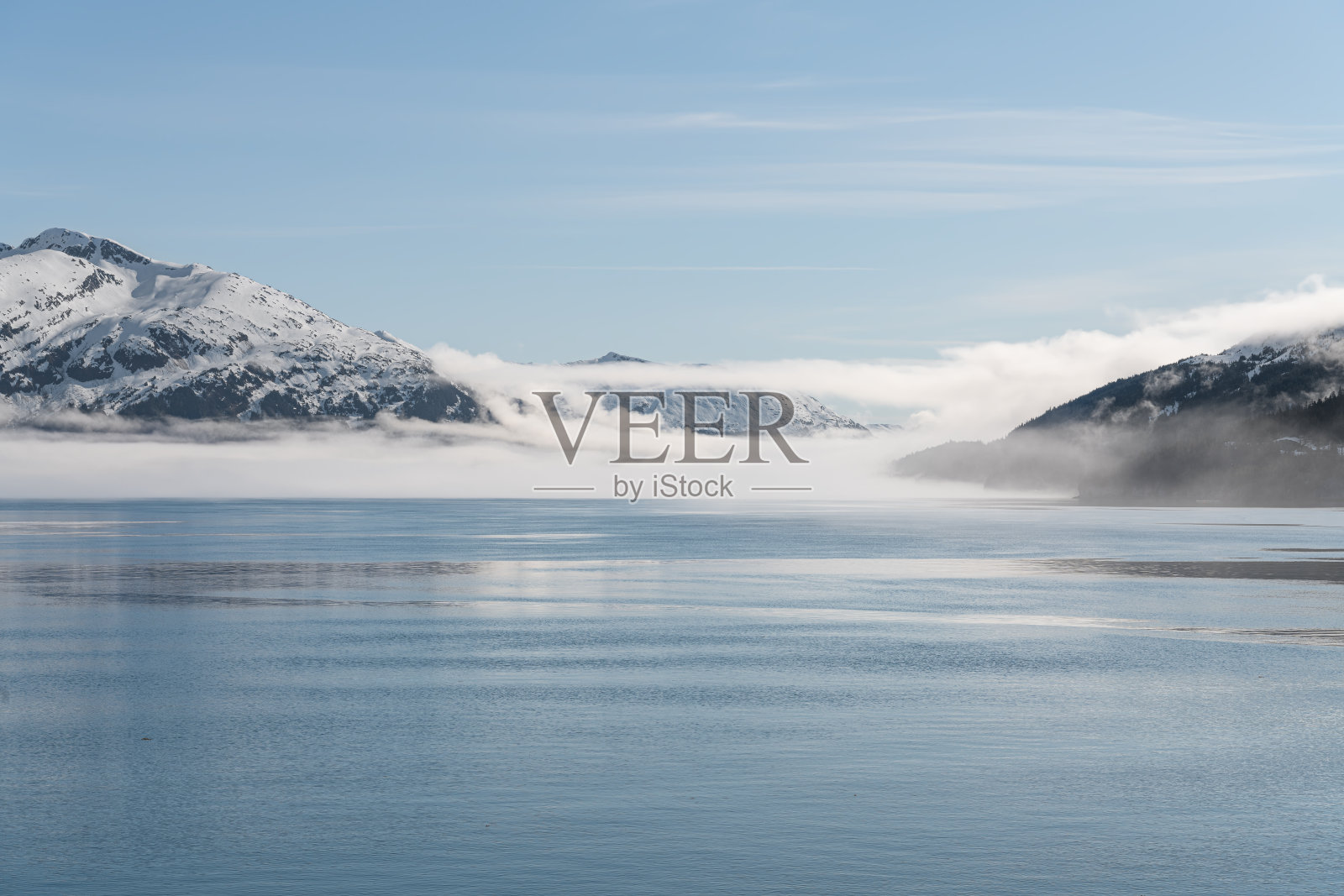 美国阿拉斯加州惠蒂尔海峡运河上的山和海的雾气照片摄影图片