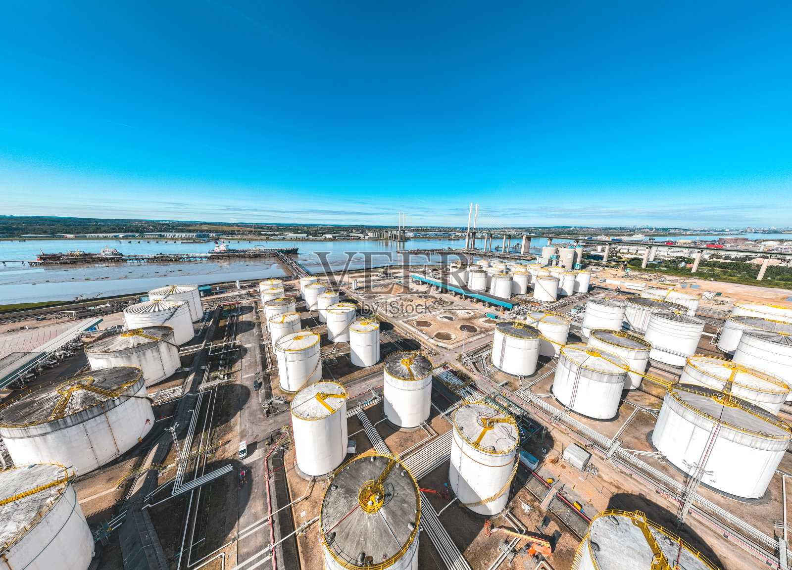 英国泰晤士河附近的储油库照片摄影图片