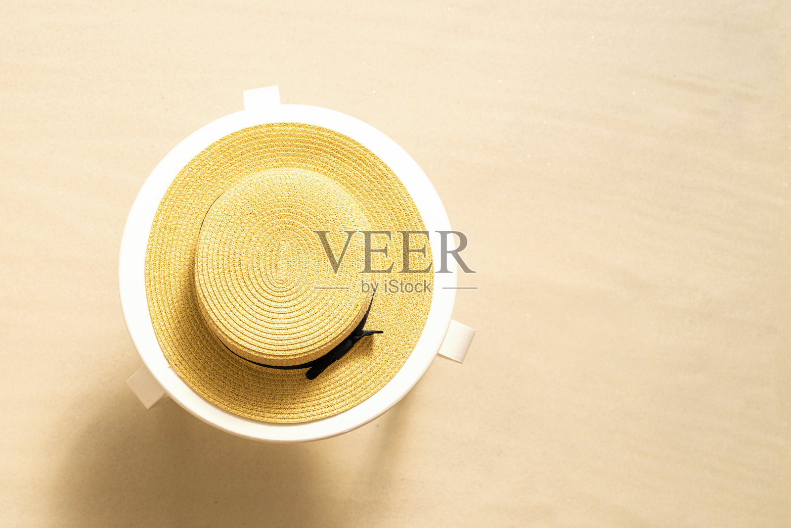 沙滩上的白色桌子上的草帽。暑假。前视图。本空间照片摄影图片