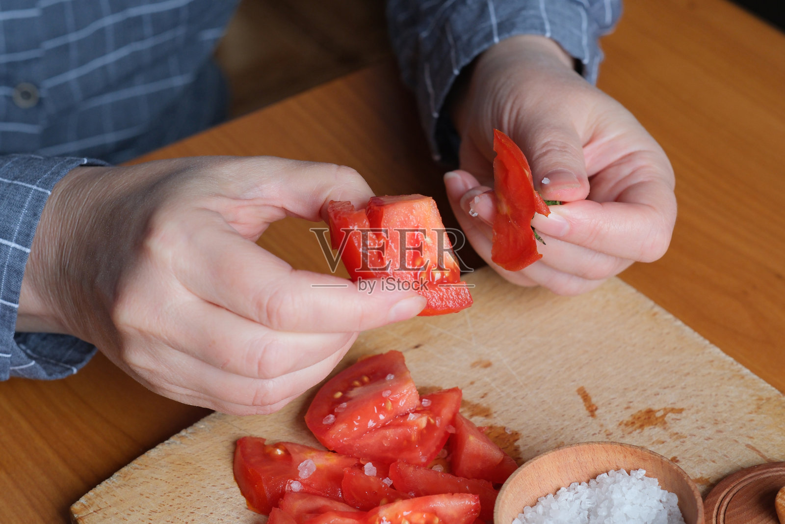 一位老妇人手里拿着一个西红柿照片摄影图片