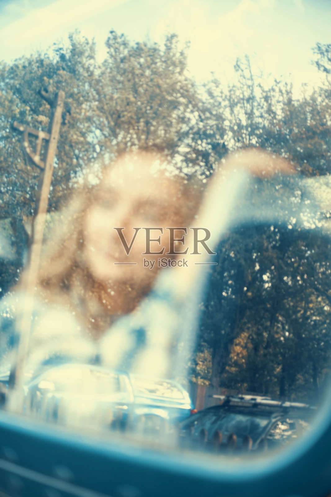 女人透过火车窗户往外看照片摄影图片