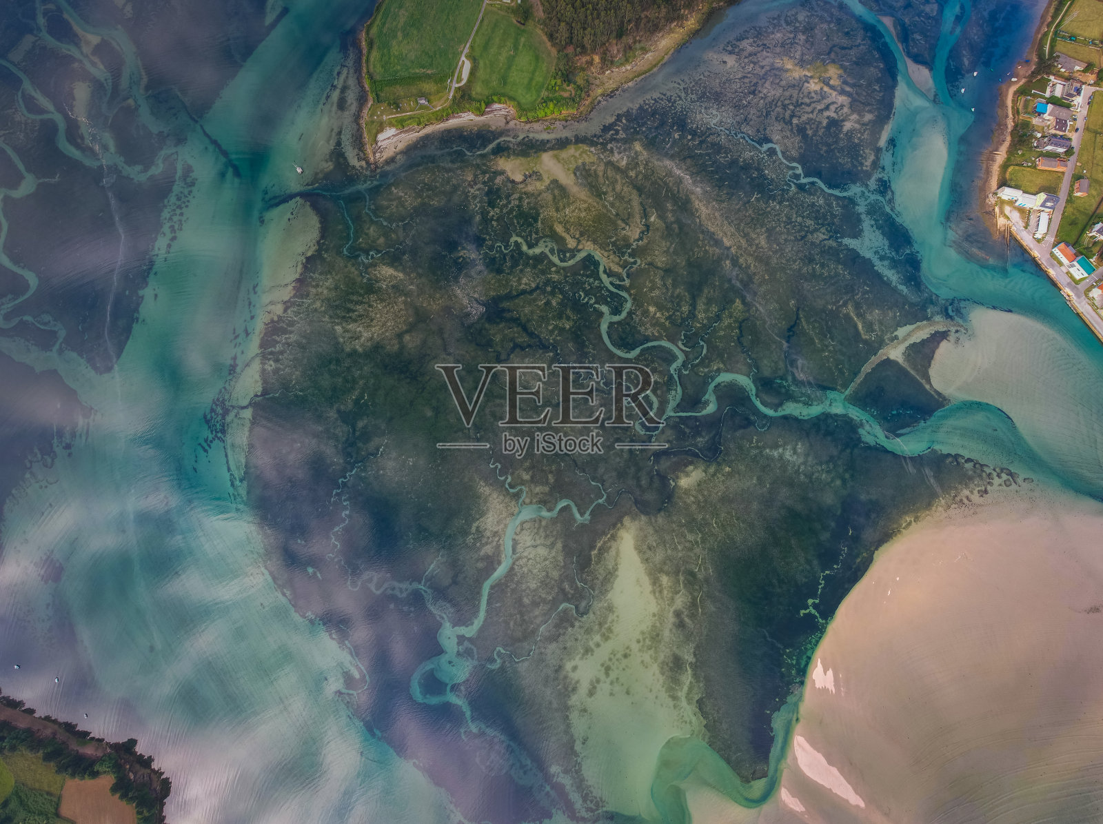 泻湖水下潮汐形成的鸟瞰图照片摄影图片