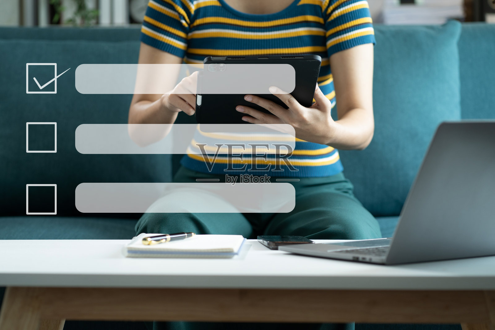 商务绩效检查表概念，商务人员使用平板电脑和笔记本电脑进行在线检查表调查，填写数字表格检查表。照片摄影图片