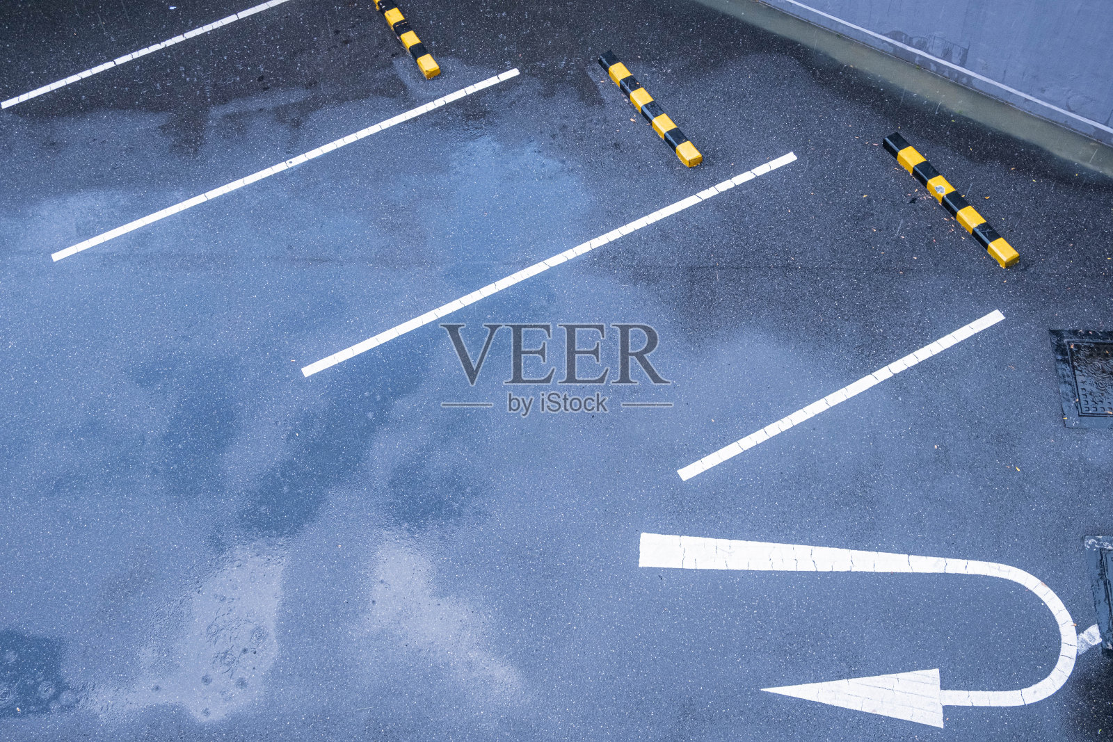 当下雨时，公寓停车场的积水会反射天空照片摄影图片