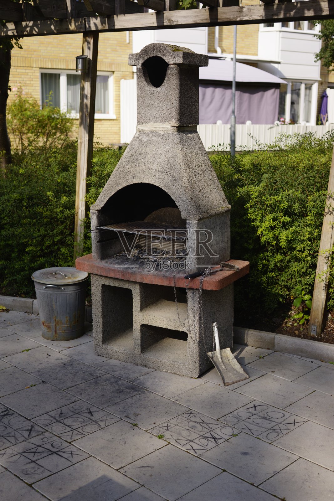 后院硬景观露台与户外烧烤照片摄影图片