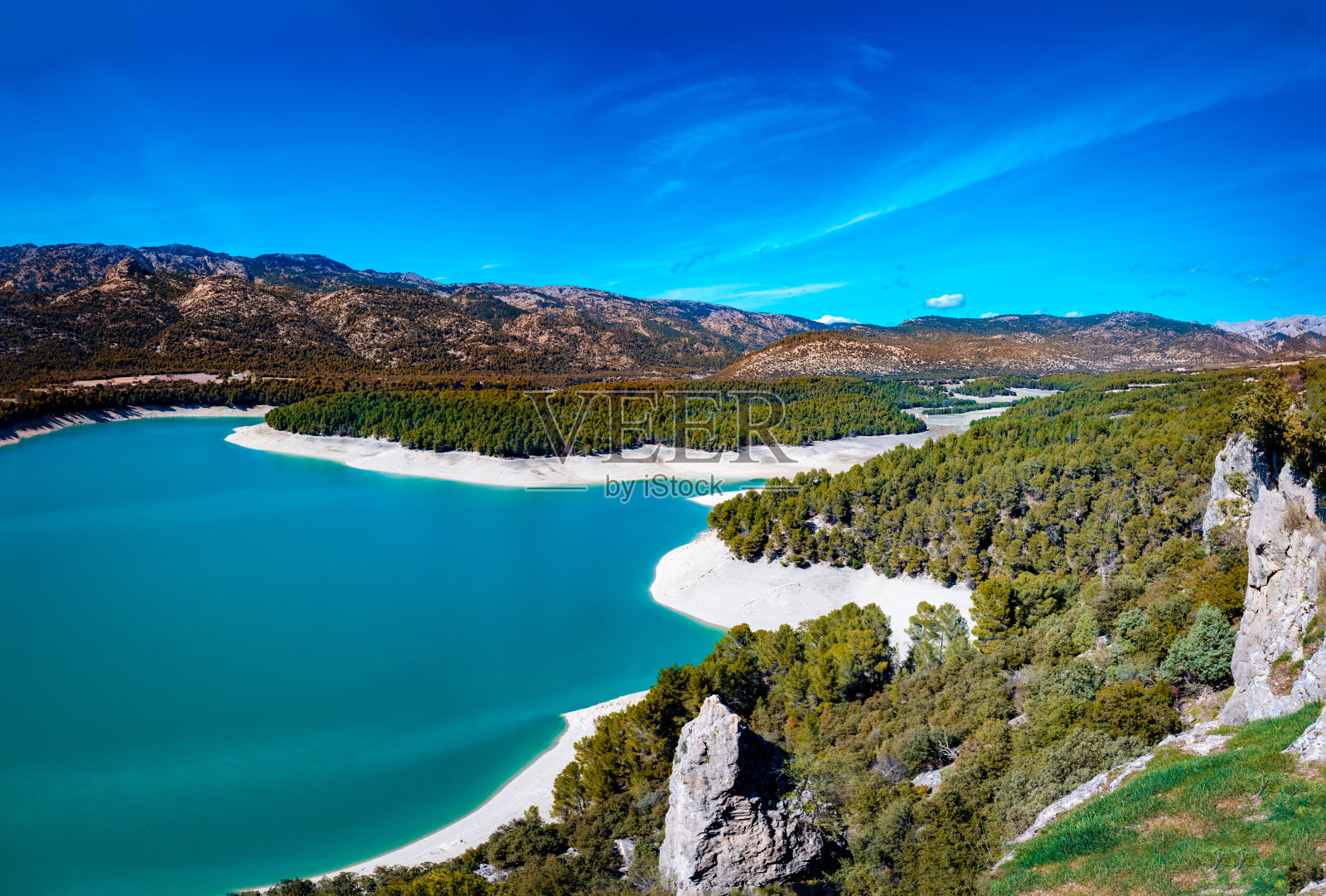 波蒂略水库，只有一半的能力为格拉纳达市提供淡水。照片摄影图片