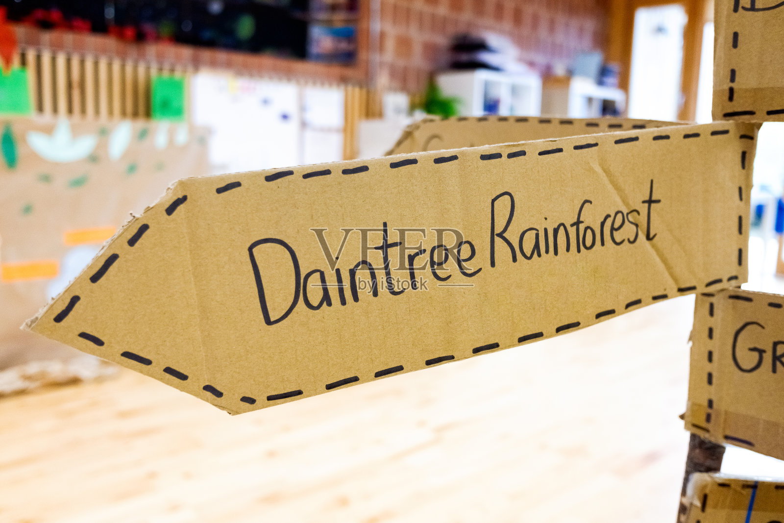 指向丹特里雨林的指针箭头照片摄影图片