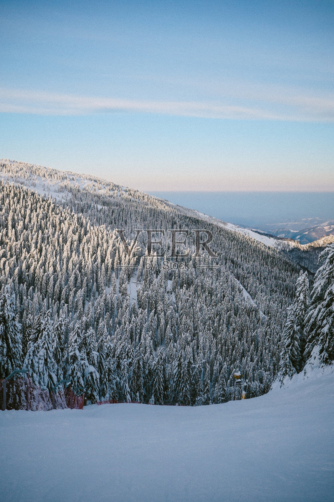 阿尔卑斯山的滑雪场照片摄影图片