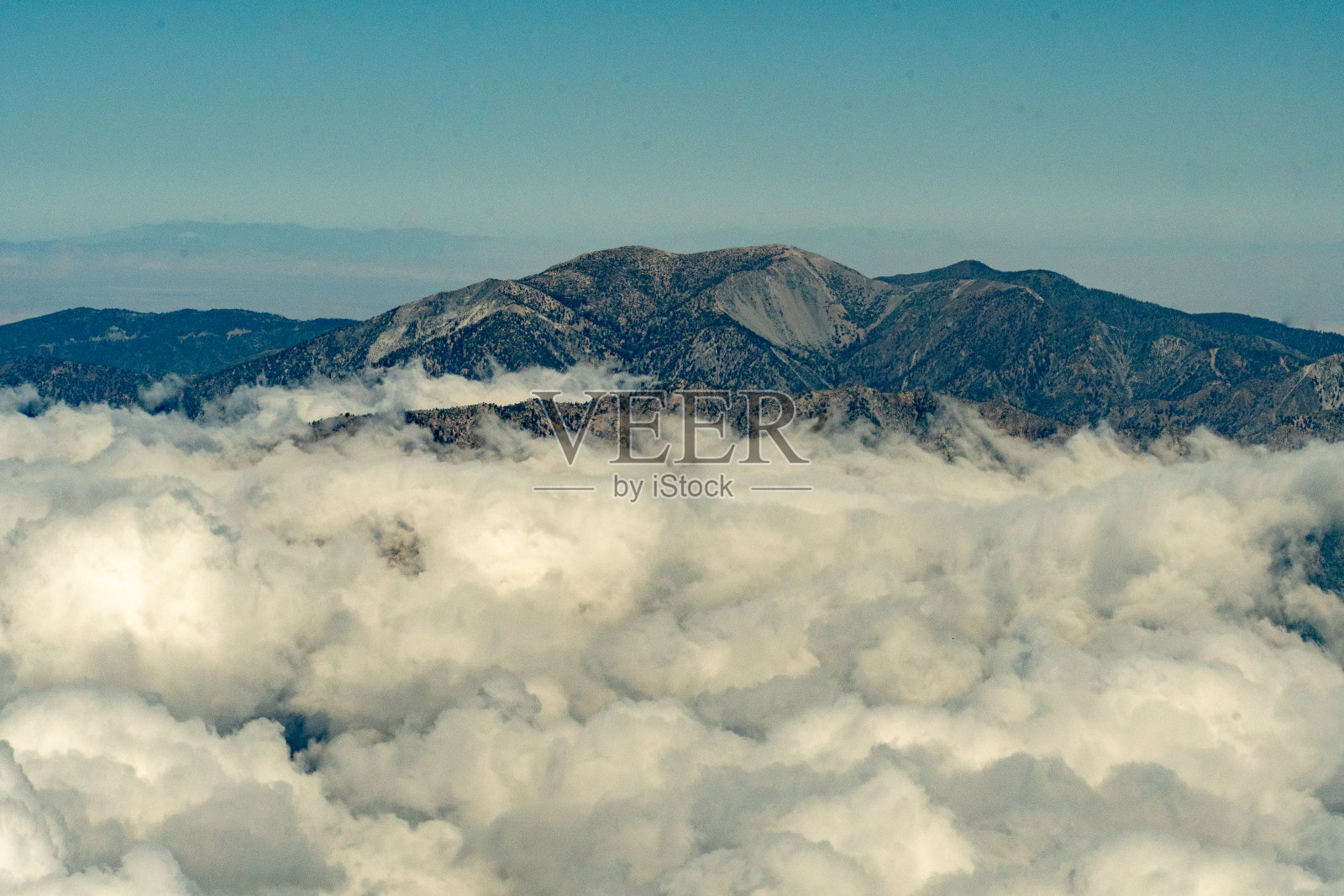 圣盖博山脉鸟瞰图照片摄影图片