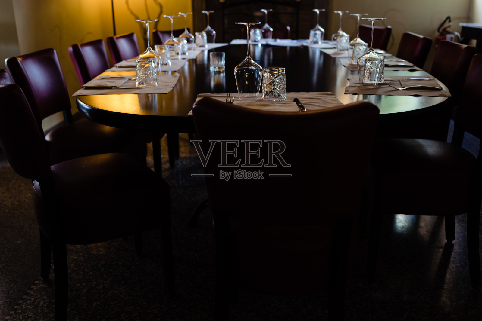 庄重典雅的大木桌，餐具齐全，可用于商务午餐。照片摄影图片