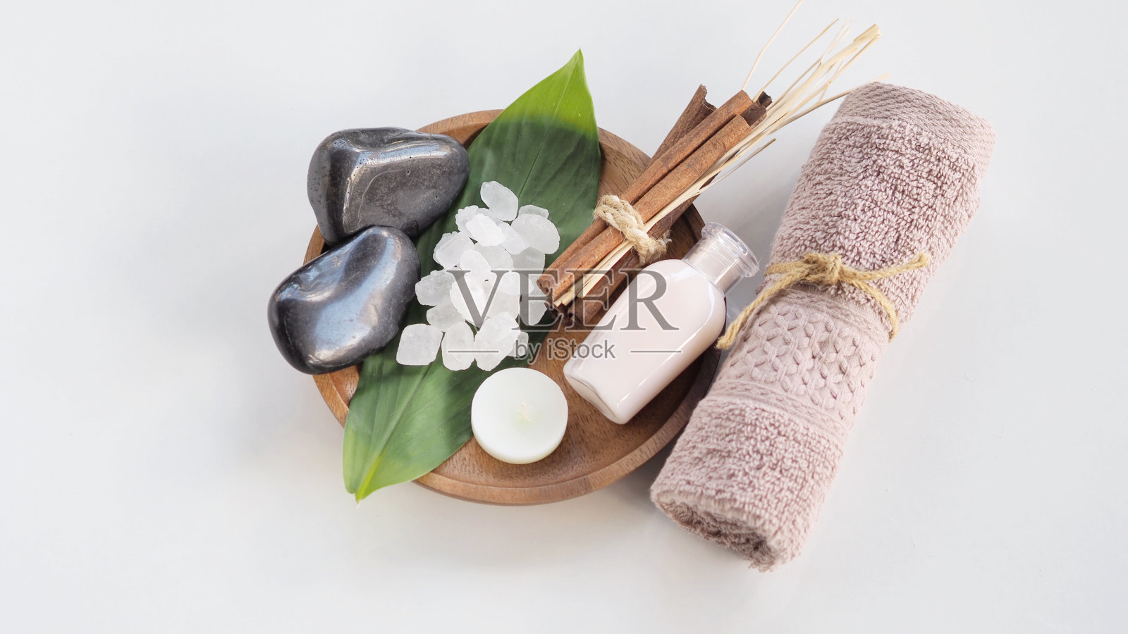 水疗配件，美丽的水疗组成，水疗放松的概念，草药按摩，美丽的树液设置在木桌，营销产品照片摄影图片