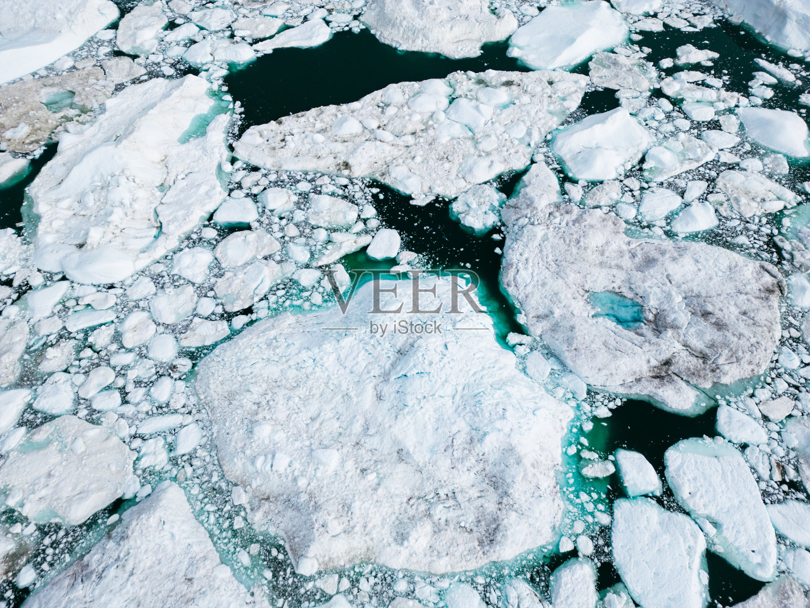 格陵兰岛伊卢利萨特冰湾鸟瞰图。格陵兰岛北极自然景观中的冰山和冰川。伊卢利萨特，迪斯科湾，巴芬海，格陵兰。照片摄影图片