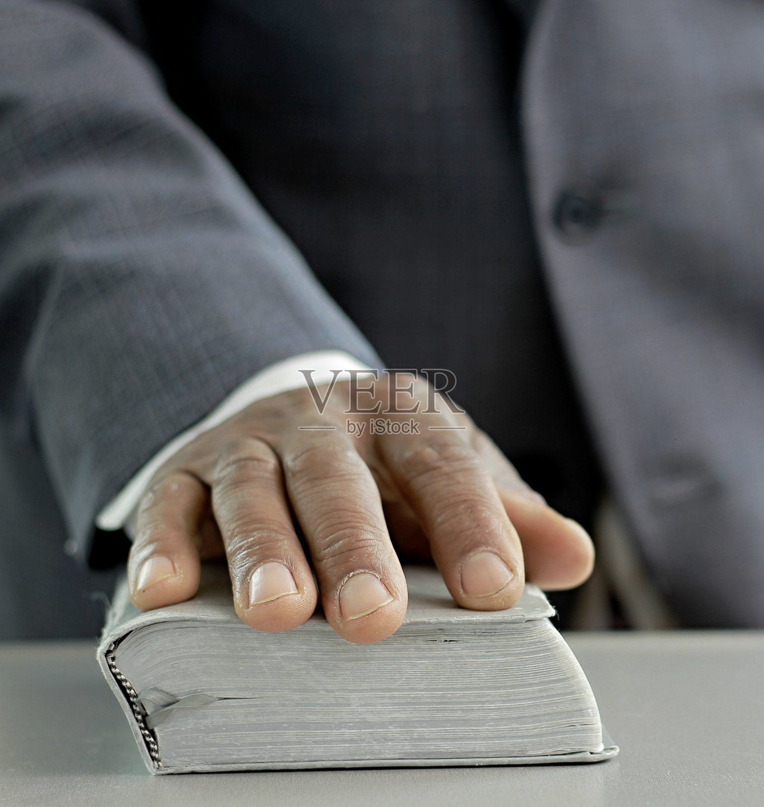 男子祈祷上帝与背景的圣经与人的股票图片股票照片照片摄影图片