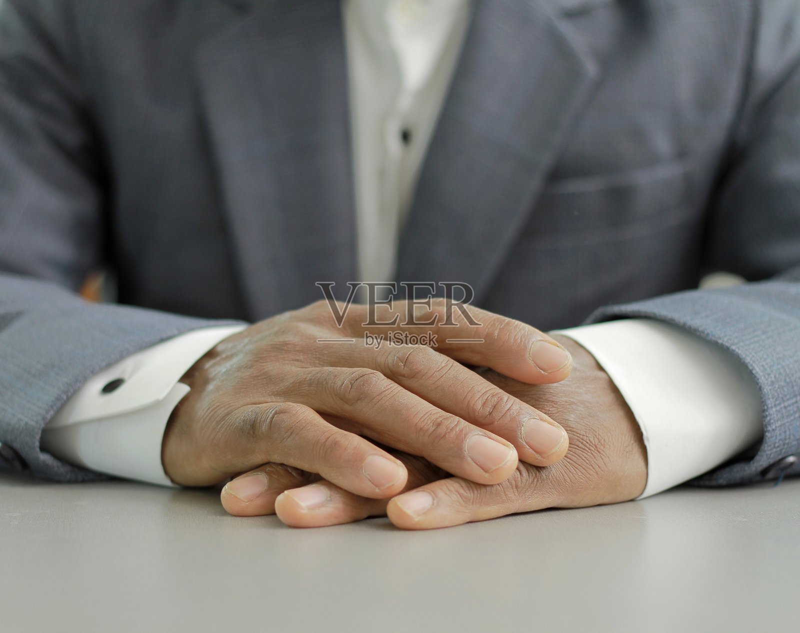 男子祈祷上帝与背景的圣经与人的股票图片股票照片照片摄影图片