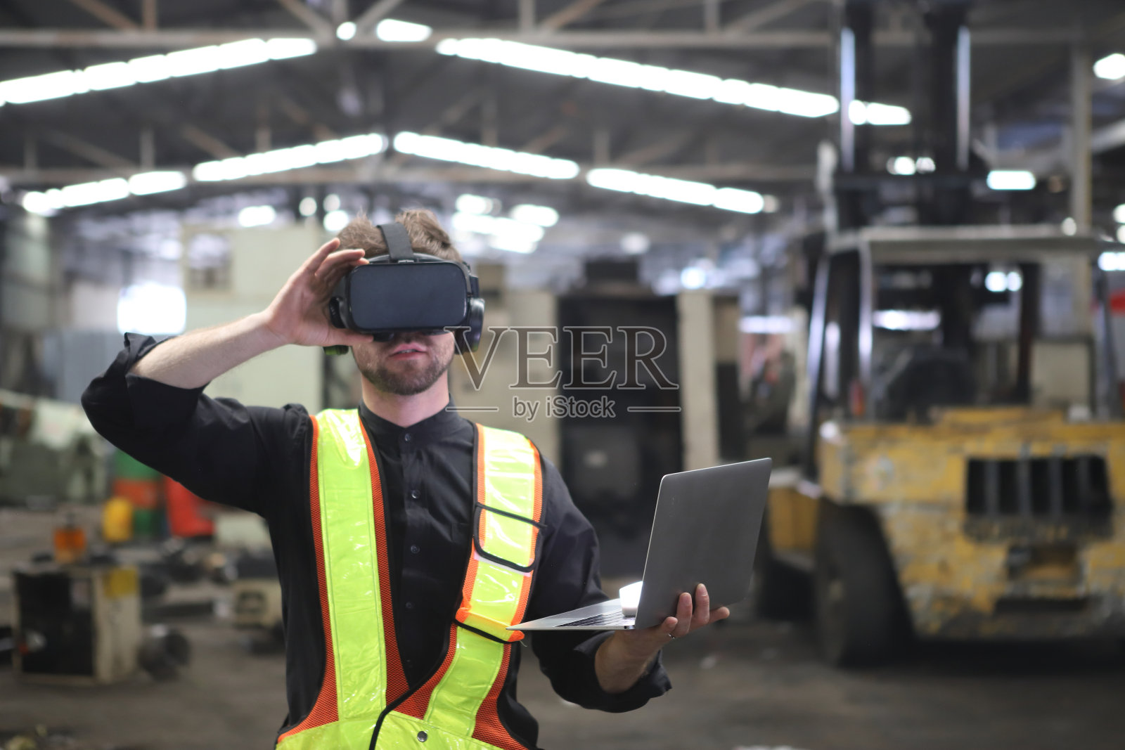 与人工智能工厂合作的年轻工程师照片摄影图片