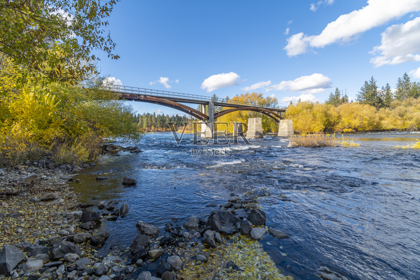 深秋时分，美国华盛顿州斯波坎市人民公园的斯波坎河。照片摄影图片