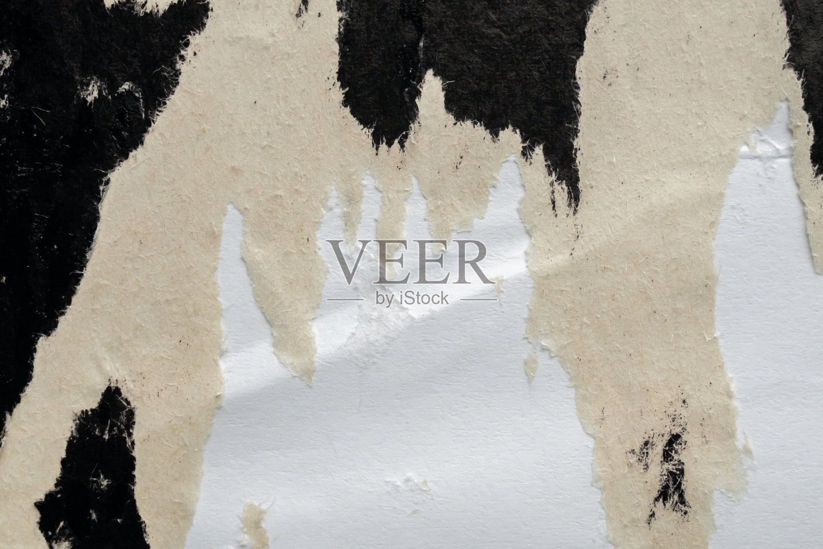 旧的垃圾纸撕开撕破的黑色海报表面纹理背景照片摄影图片