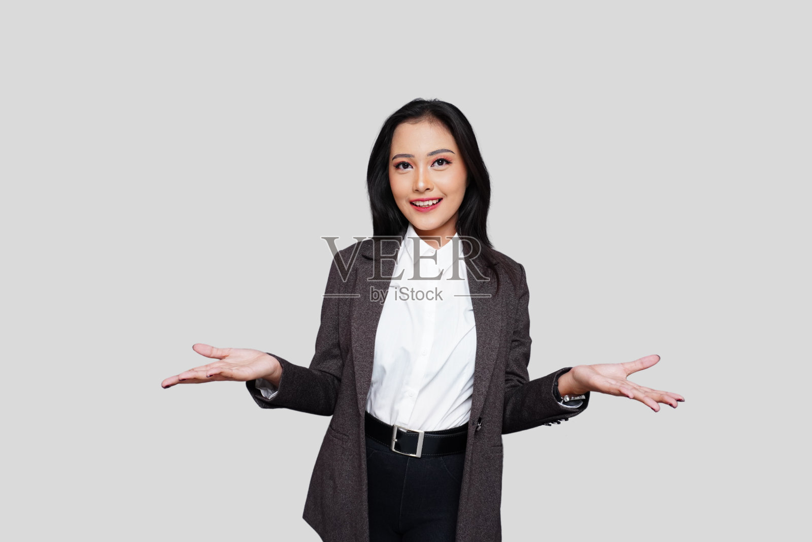 年轻的亚洲女商人自信地微笑着照片摄影图片