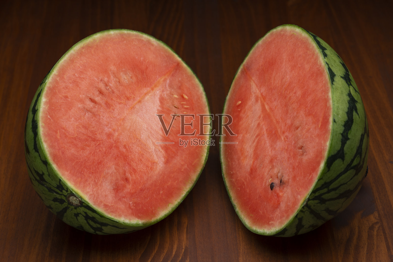 夏天吃迷你西瓜照片摄影图片