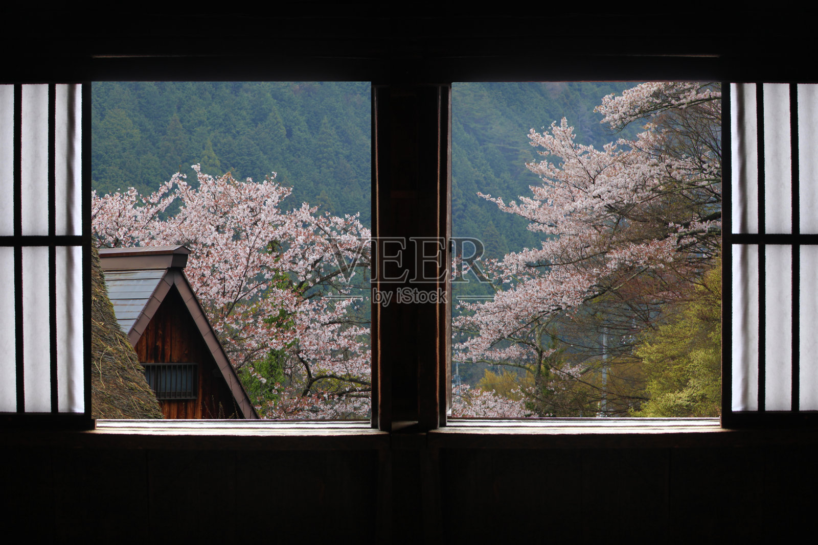 从日本岐阜县Gero Onsen Gassho村的传统日本房屋内观看。照片摄影图片