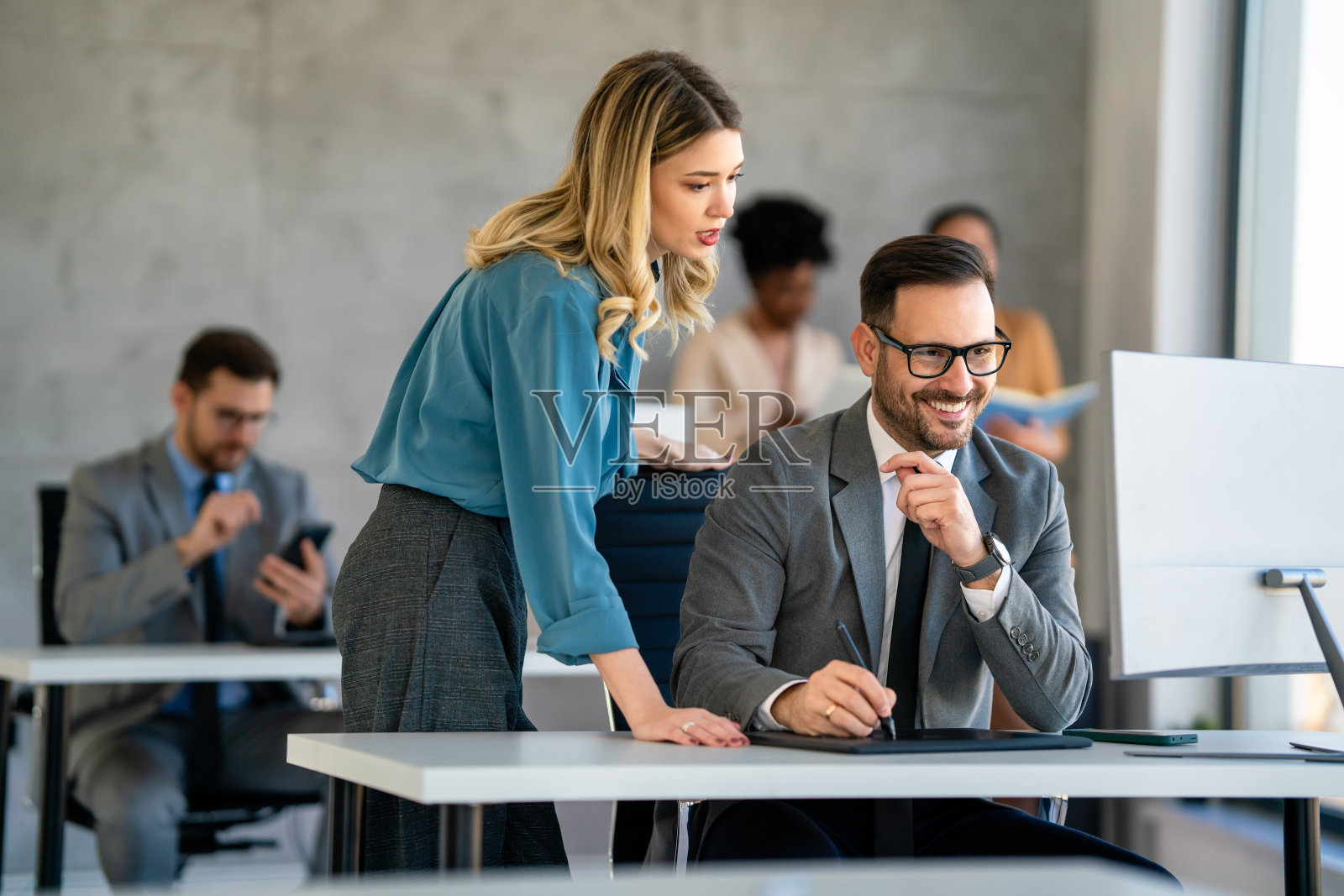 一群年轻的商务人士在公司办公室作为一个团队工作和交流照片摄影图片