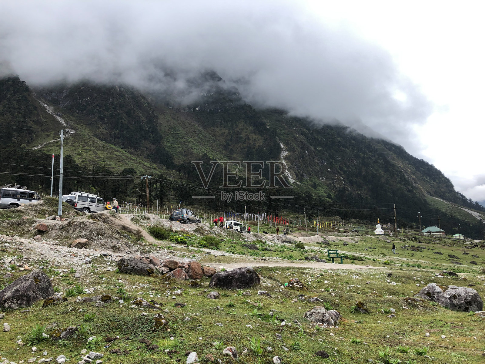 停在山顶上的汽车令人叹为观止照片摄影图片