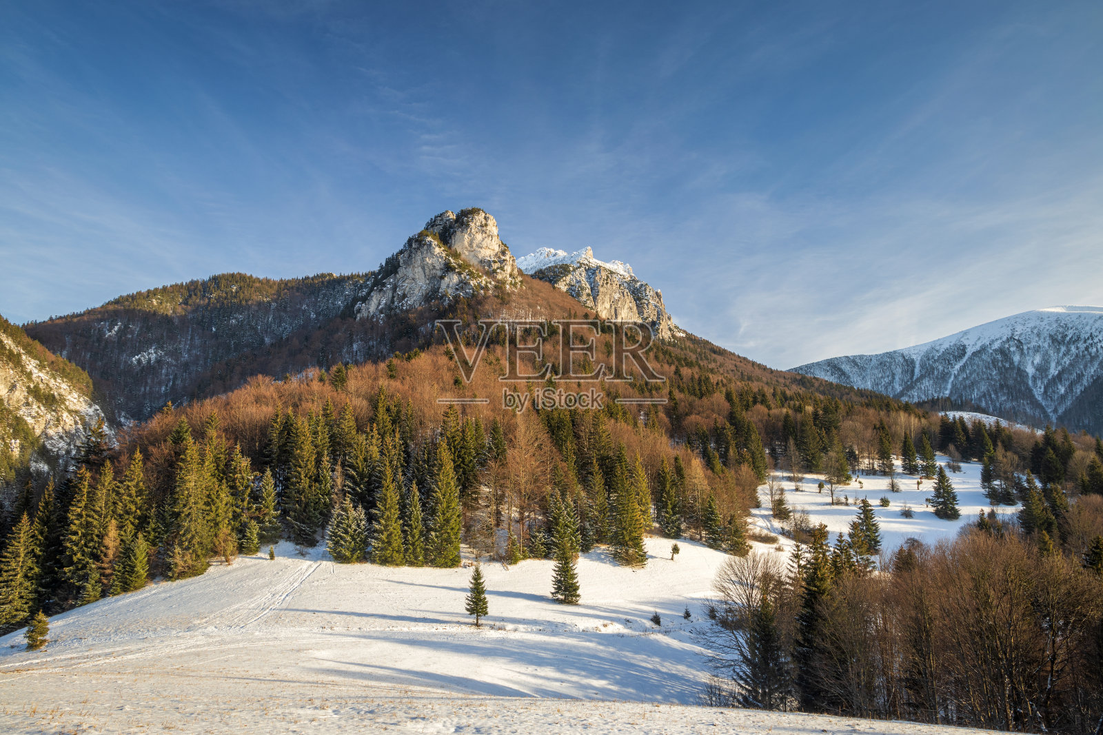冬季高山雪景。照片摄影图片