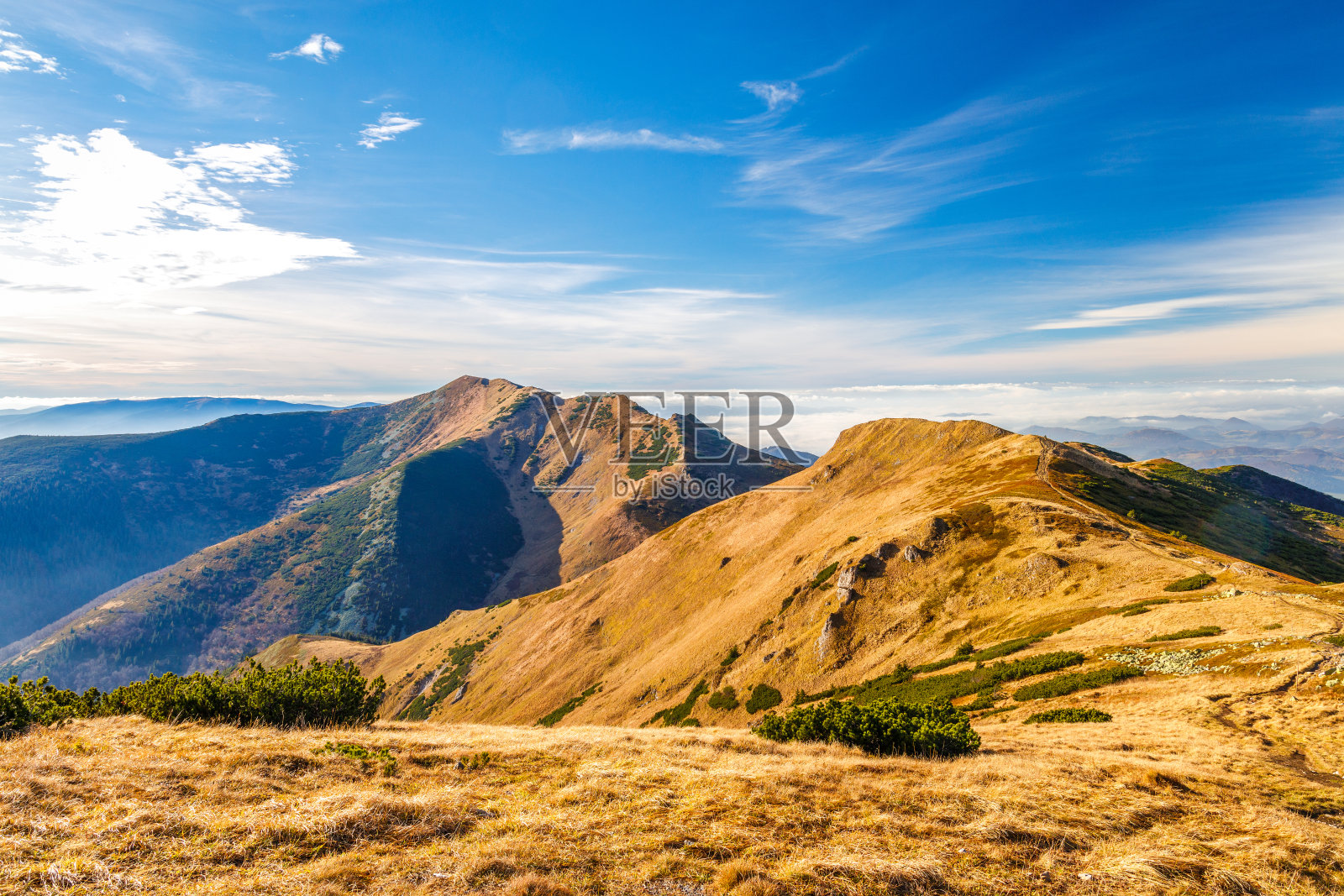 秋天的山景。照片摄影图片