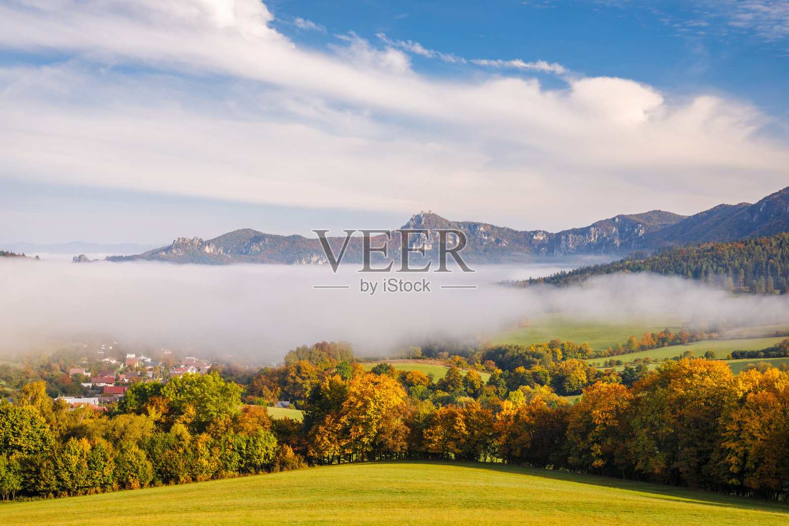 在秋天，山被雾包围照片摄影图片