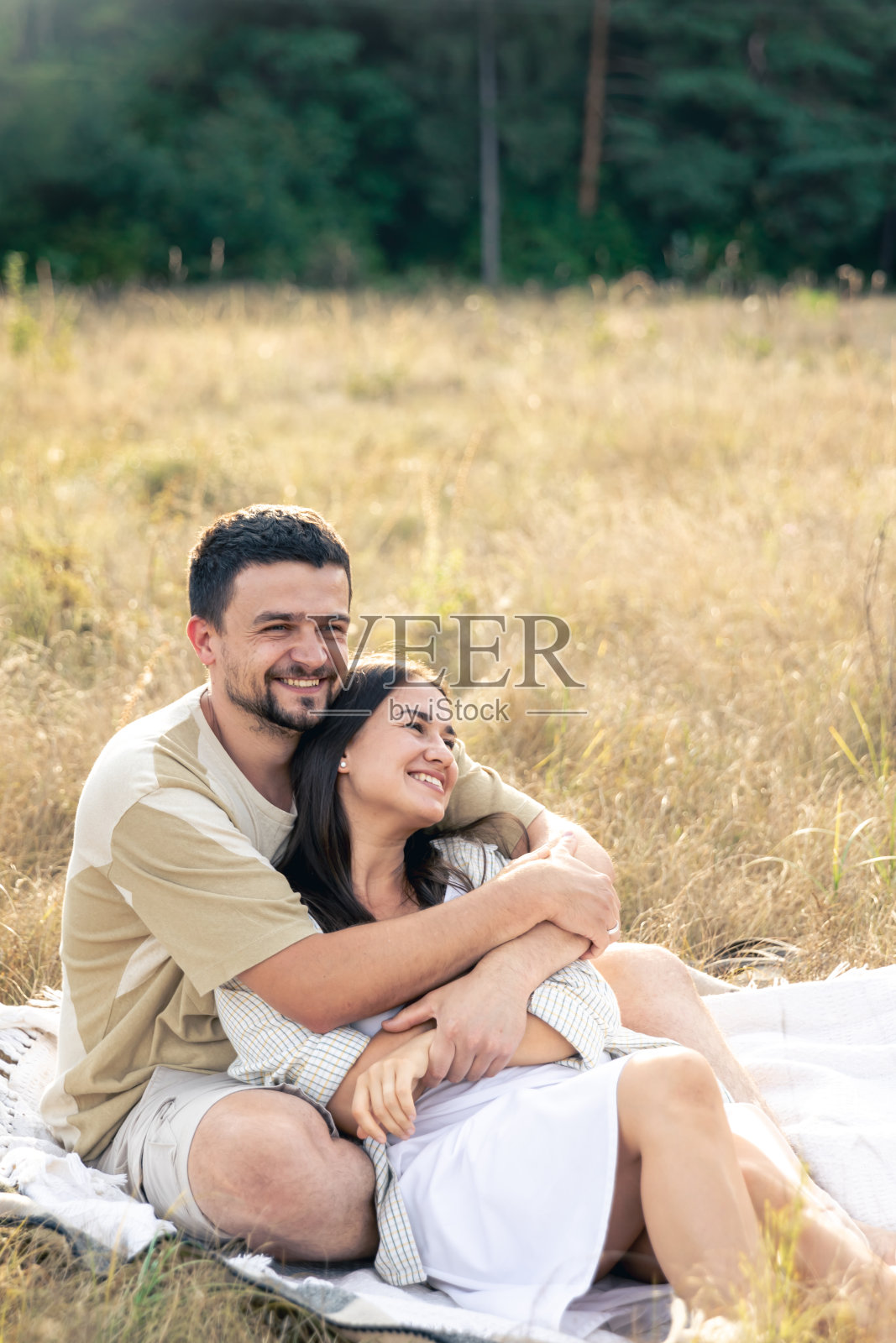 幸福的已婚男人和女人约会在田野里放松。照片摄影图片